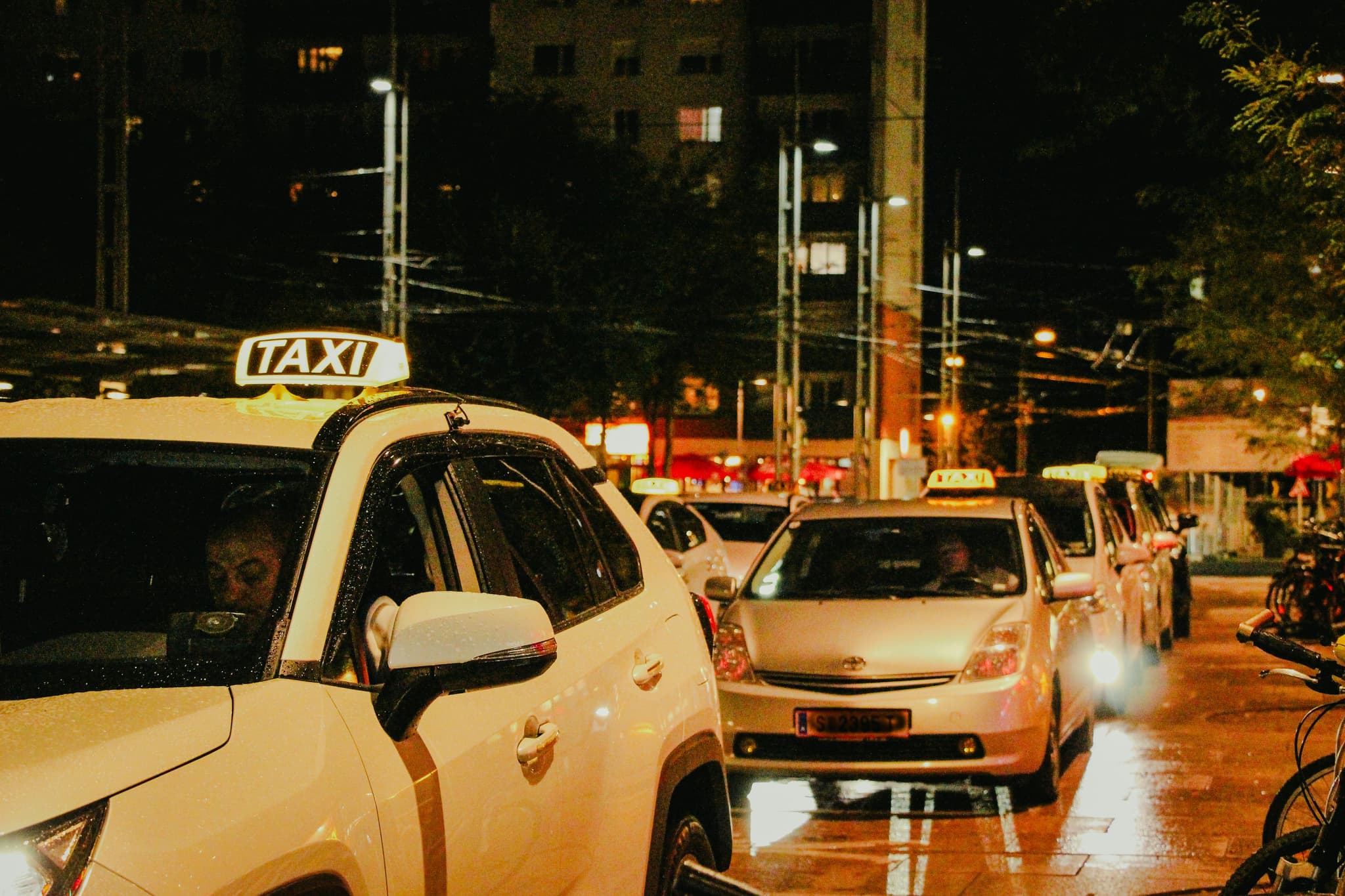 Book a Taxi in Esher 24/7 – Safe and Comfortable Journeys