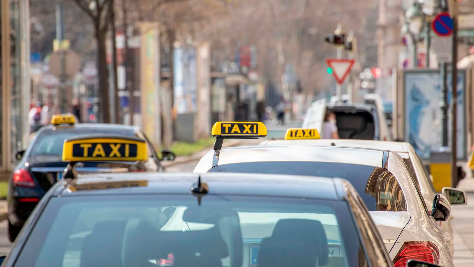 Affordable Taxi Near Walton-on-Thames | Fast & Friendly Gemini Taxis