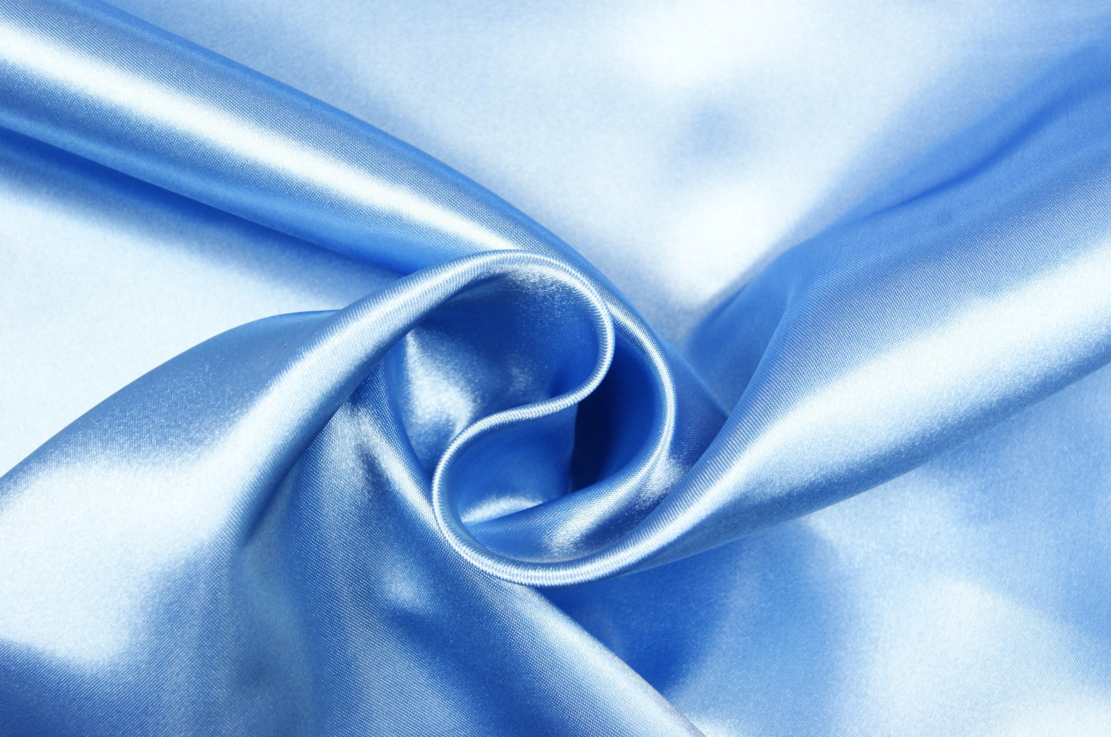 Verschillende soorten satijn en hun toepassingen in mode en interieur