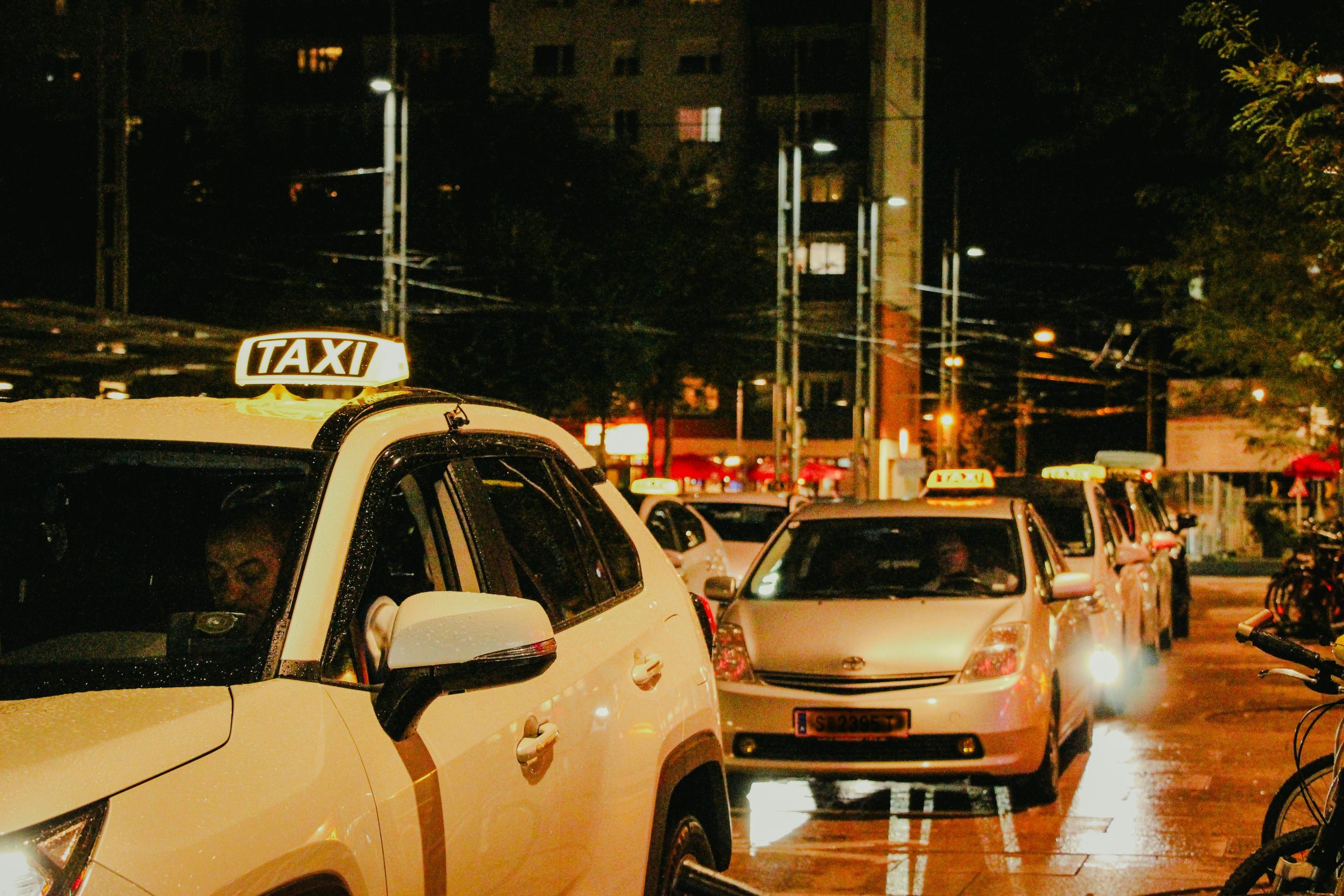 Book a Taxi in Esher 24/7 – Safe and Comfortable Journeys